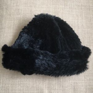 Adrienne Landau fur hat